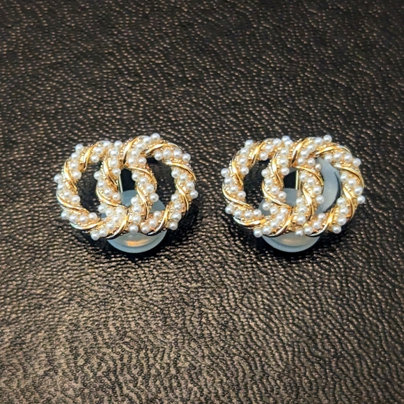 Double hoop infinity clip on earrings - Picture 1 of 6